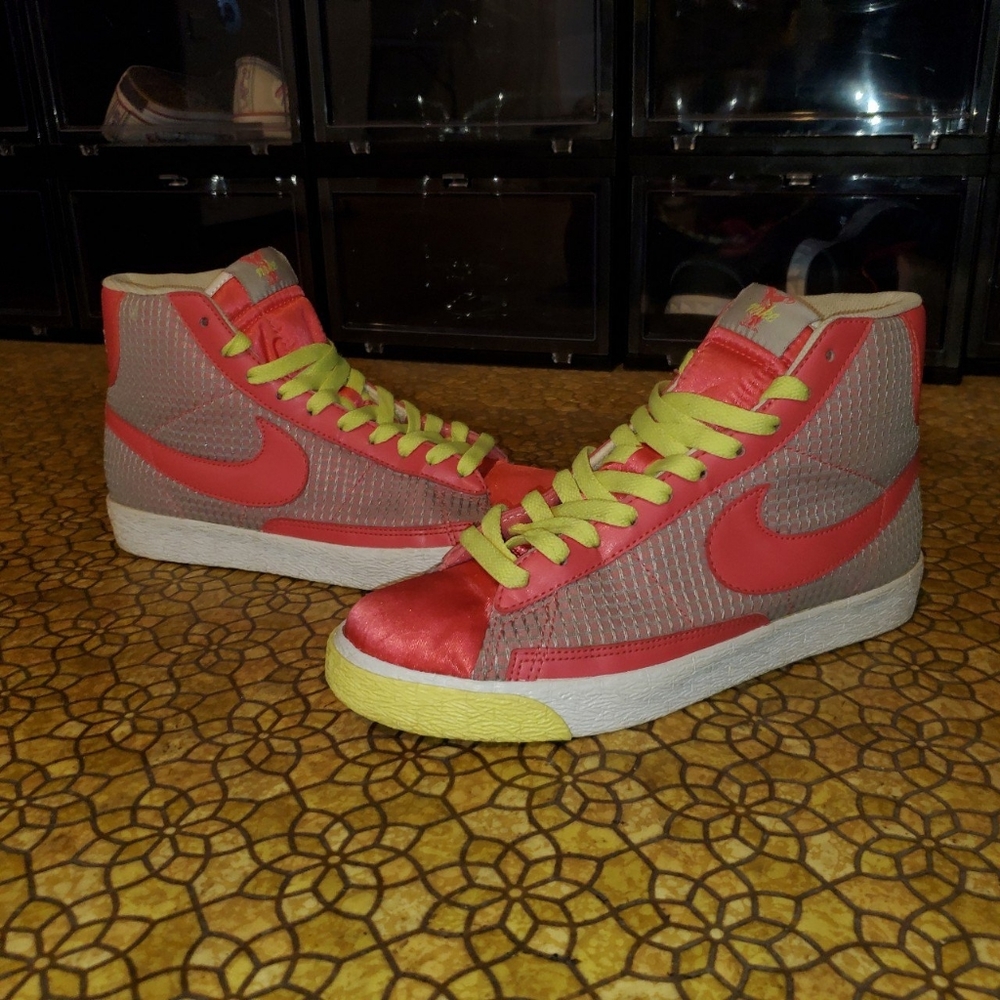 Vintage 2009 Valentine's Day Nike blazer size 8